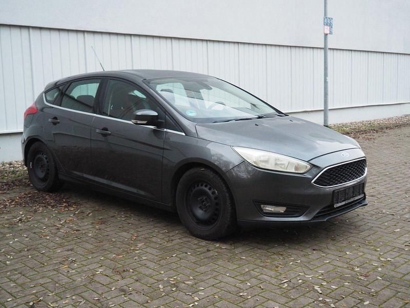 Grau Gebraucht 2015 Ford Focus Business Edition Limousine | 3.990 € (Superpreis) - Bild 1/4
