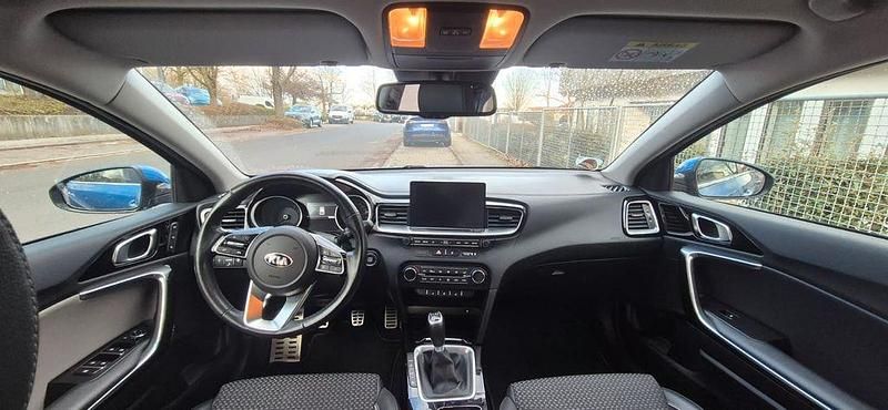 Gebraucht Kia Ceed Spirit 140 PS (102 kW) 2018 Blau Kleinwagen