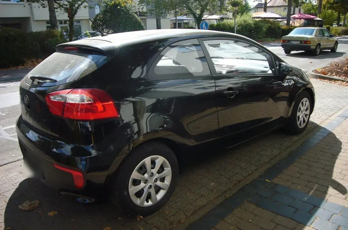 Gebraucht Kia Rio 84 PS (61 kW) 2016 Schwarz Kleinwagen