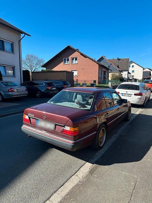 Second-hand Mercedes E230 132 CP (97 kW) 1992 Roșu Berlinǎ
