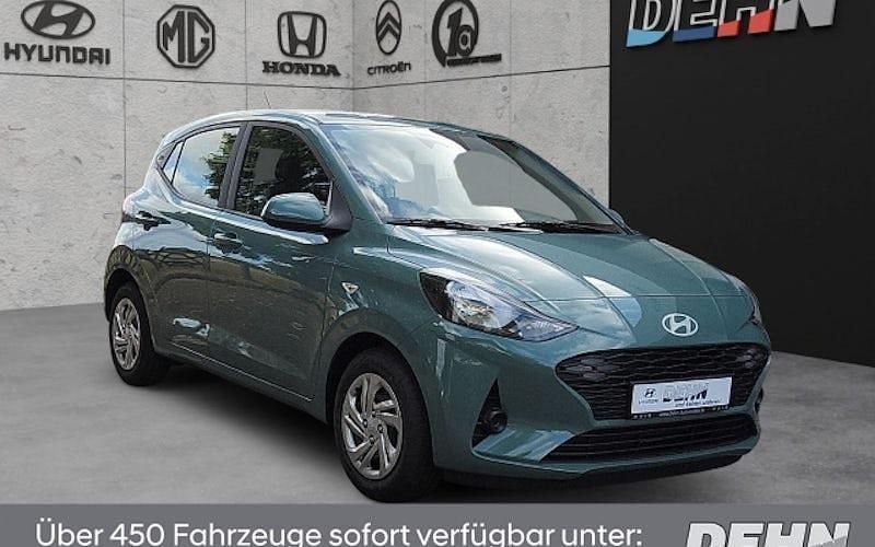 Grün Neu 2025 Hyundai i10 Select Kleinwagen | 16.990 € (Fairer Preis) - Bild 1/4
