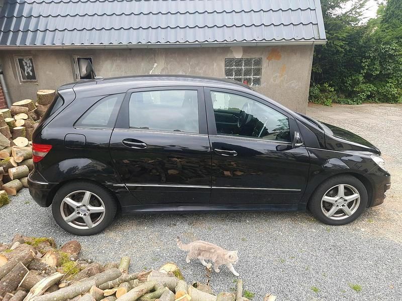 Schwarz Gebraucht 2010 Mercedes B200 Van / Kleinbus | 3.800 € (Fairer Preis) - Bild 1/4