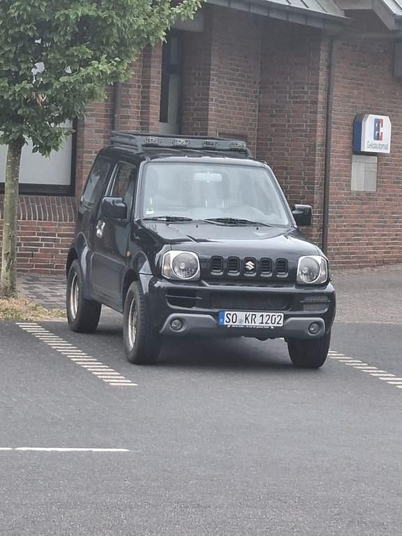 Schwarz Gebraucht 2010 Suzuki Jimny Comfort SUV | 4.444 € (Superpreis) - Bild 1/4
