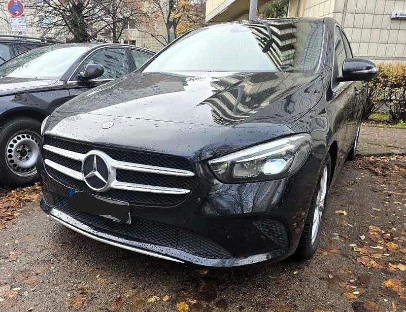 Schwarz Gebraucht 2020 Mercedes B180 Sport Van / Kleinbus | 16.200 € (Fairer Preis) - Bild 1/4