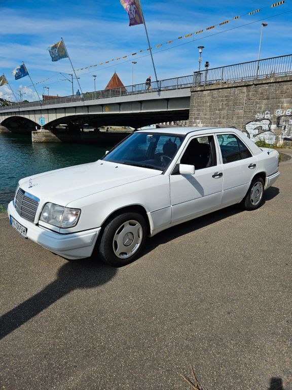 Weiß Gebraucht 1995 Mercedes E200 Elegance Limousine | 7.600 € - Bild 1/4