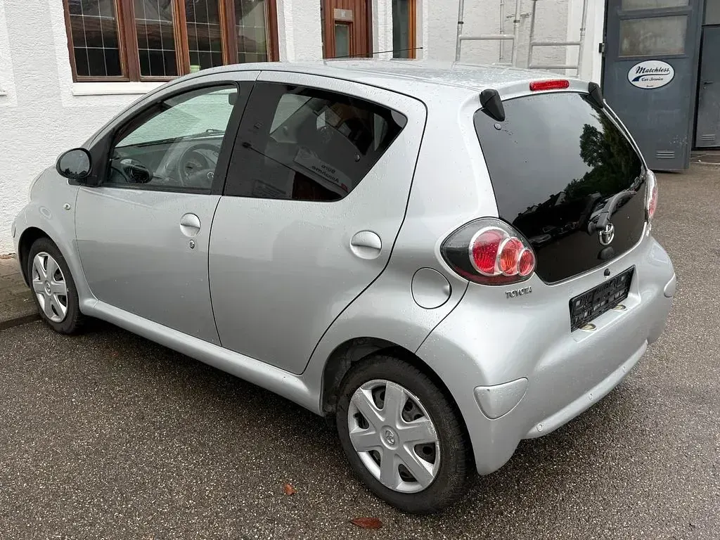 Gebraucht Toyota Aygo Edition 68 PS (50 kW) 2012 Silber Kleinwagen