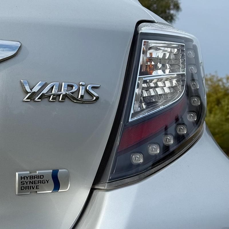 Silber Gebraucht 2013 Toyota Yaris Hybrid Life Kleinwagen | 8.780 € (Superpreis) - Bild 1/4
