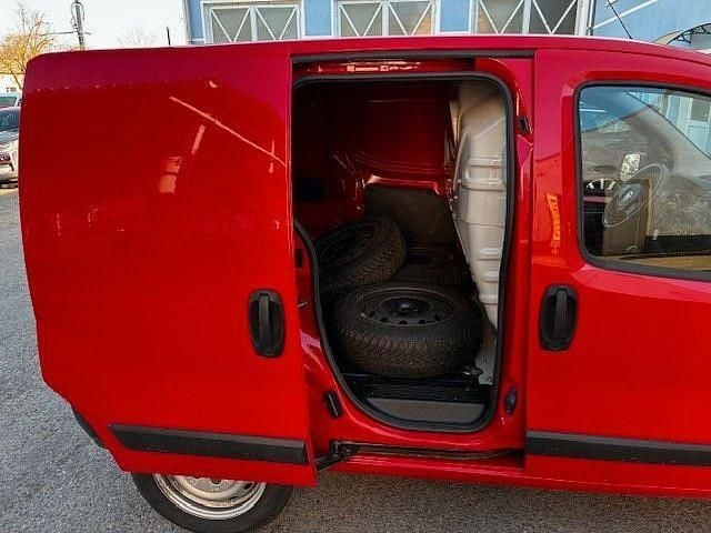 Gebraucht Fiat Fiorino 80 PS (58 kW) 2018 Rot Van / Kleinbus