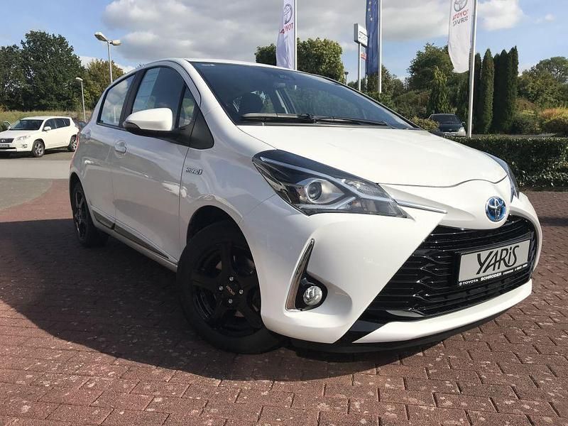 Weiß Gebraucht 2017 Toyota Yaris Hybrid Comfort Limousine | 13.890 € (Fairer Preis) - Bild 1/4