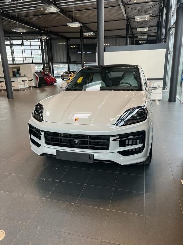 Gebraucht Porsche Cayenne 354 PS (260 kW) 2024 Grau SUV