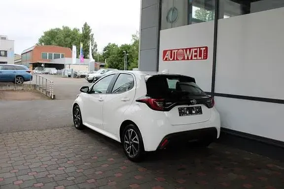 Gebraucht Toyota Yaris Basis 116 PS (85 kW) 2022 Schneeweiß Kleinwagen