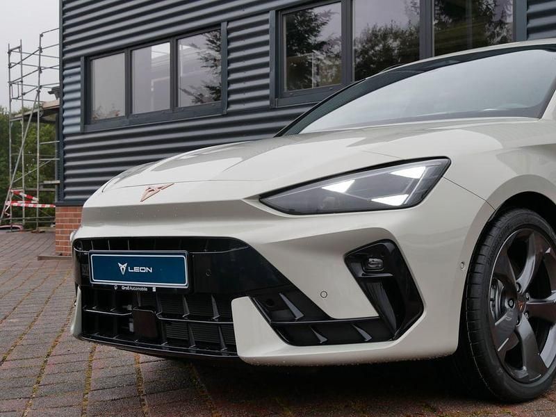 Neu Cupra Leon 204 PS (150 kW) 2025 Grau Limousine