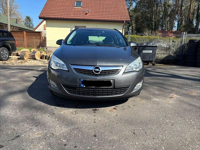 Gebraucht Opel Astra 110 PS (80 kW) 2011 Grau Kombi
