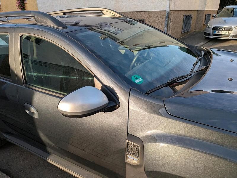 Grau Gebraucht 2024 Dacia Duster Expression SUV | 15.490 € (Superpreis) - Bild 1/4