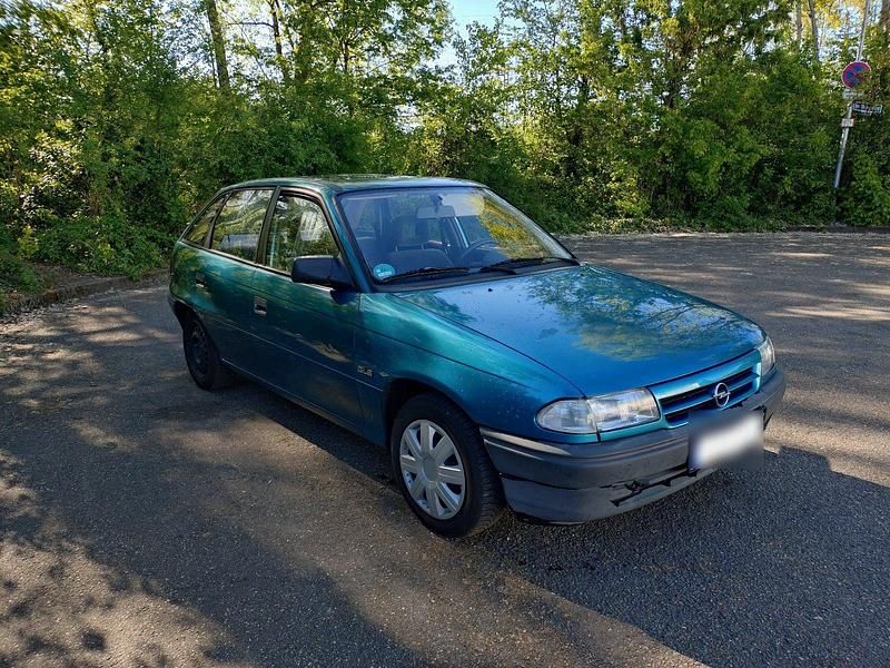 Usata Opel Astra 60 CV (44 kW) 1994 Verde Berlina