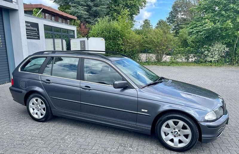 Stahlgrau metallic Gebraucht 2001 BMW 325 Sport Line Kombi | 11.800 € - Bild 1/4