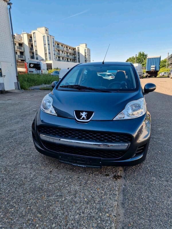 Grau Gebraucht 2011 Peugeot 107 Kleinwagen | 2.500 € (Fairer Preis) - Bild 1/4