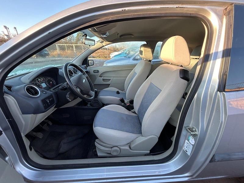 Gebraucht Ford Fiesta Ambiente 80 PS (58 kW) 2006 Silber Limousine