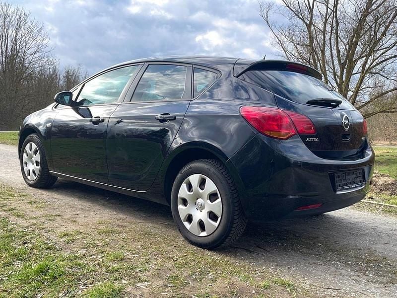 Gebraucht Opel Astra Design Edition 101 PS (74 kW) 2011 Schwarz Limousine