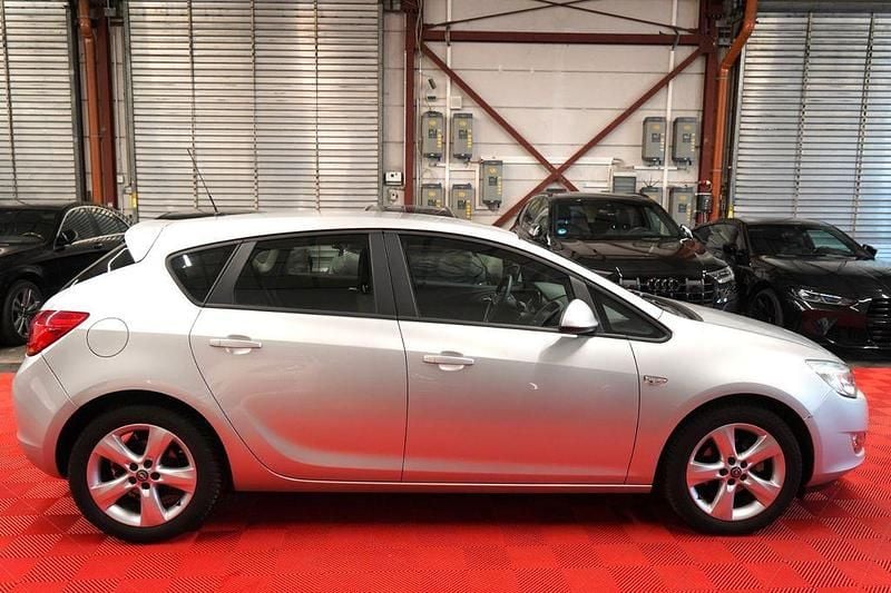Gebraucht Opel Astra 116 PS (85 kW) 2010 Silber Limousine