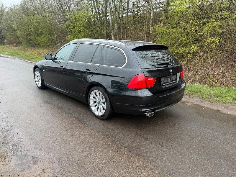 Gebraucht BMW 320 188 PS (138 kW) 2011 Schwarz Kombi