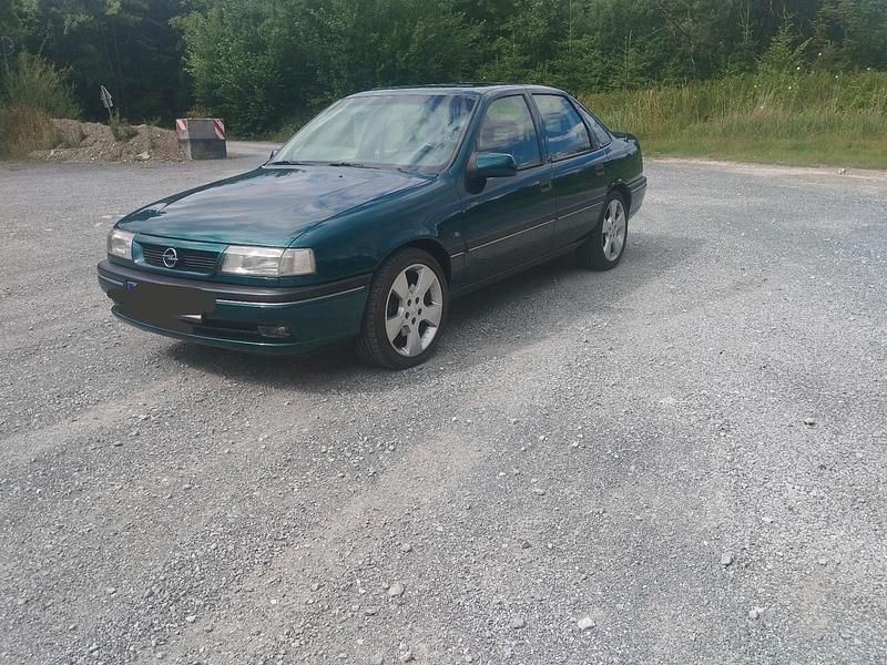 Grün Gebraucht 1994 Opel Vectra Limousine | 8.990 € - Bild 1/4