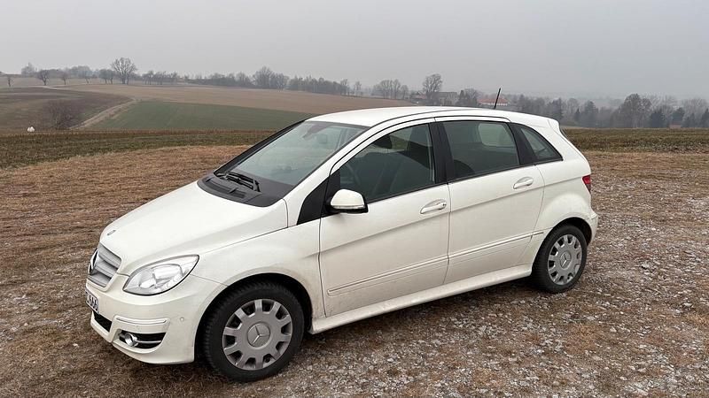 Gebraucht Mercedes B200 Sport Edition 140 PS (102 kW) 2011 Weiß Van / Kleinbus