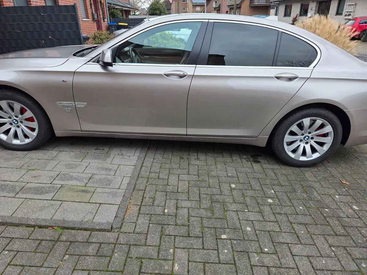 Gebraucht BMW 750 Sport Line 408 PS (300 kW) 2009 Gold Limousine