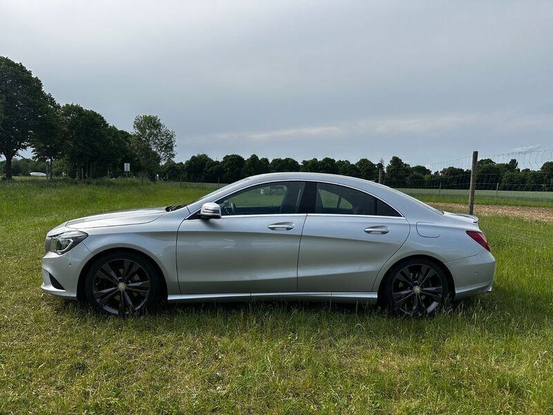 Silber Gebraucht 2015 Mercedes CLA180 Urban Limousine | 18.900 € (Teuer) - Bild 1/4