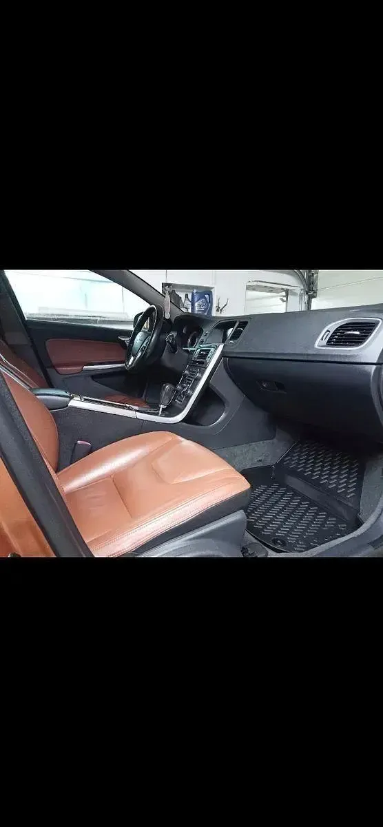Gebraucht Volvo S60 Kinetic 305 PS (224 kW) 2011 Orange Limousine