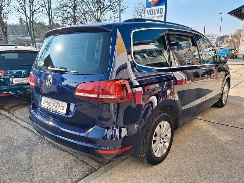 Gebraucht VW Sharan Comfortline 150 PS (110 kW) 2017 Blau Van / Kleinbus