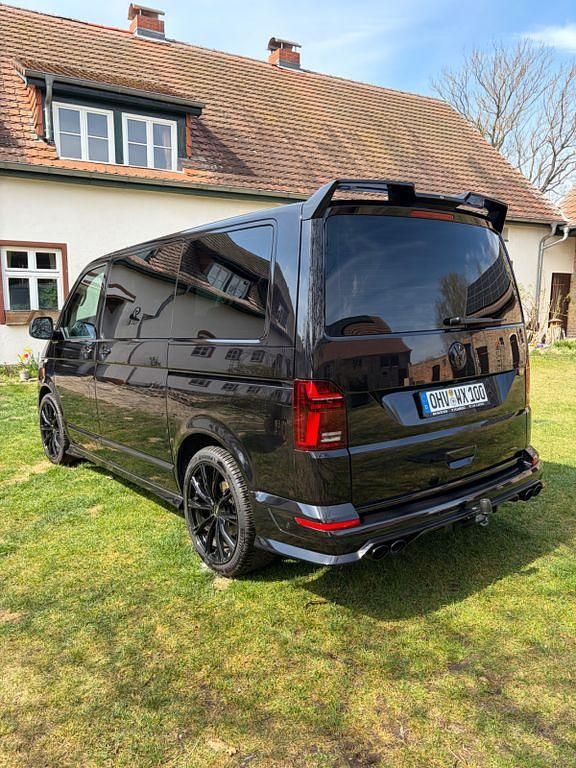 Second-hand VW Multivan Highline 230 CP (169 kW) 2024 Negru Monovolum