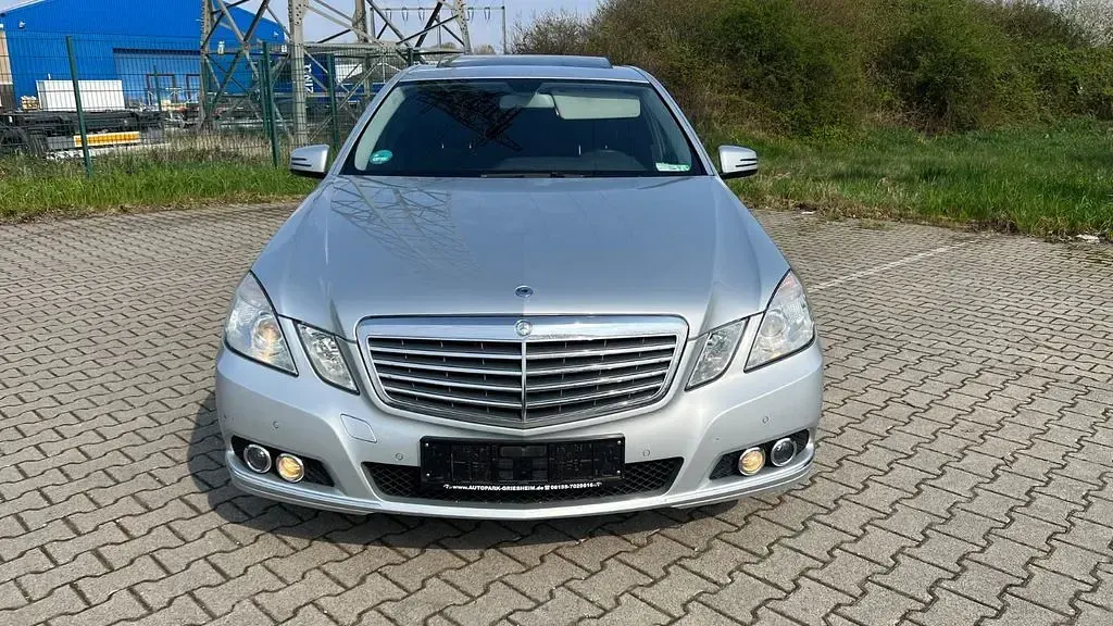 Usado Mercedes E220 Elegance 170 CV (125 kW) 2011 Plateado Berlina