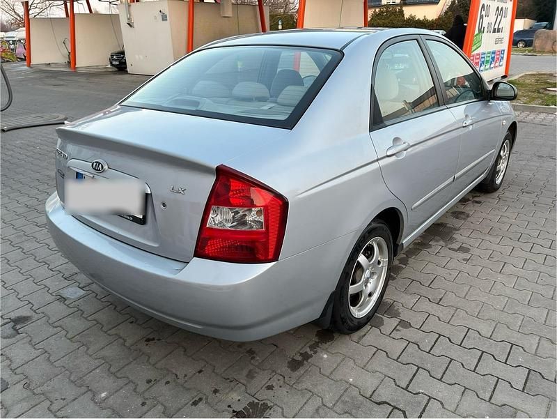 Gebraucht Kia Cerato LX 105 PS (77 kW) 2005 Silber Limousine
