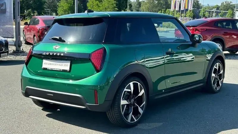 Gebraucht Mini Cooper Favoured 156 PS (114 kW) 2024 Grün Kleinwagen