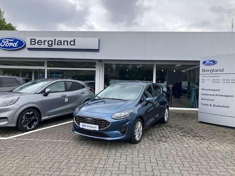 Lackierung metallic "chrome blue" blau Gebraucht 2023 Ford Fiesta Titanium Kleinwagen | 18.480 € (Guter Preis) - Bild 1/4