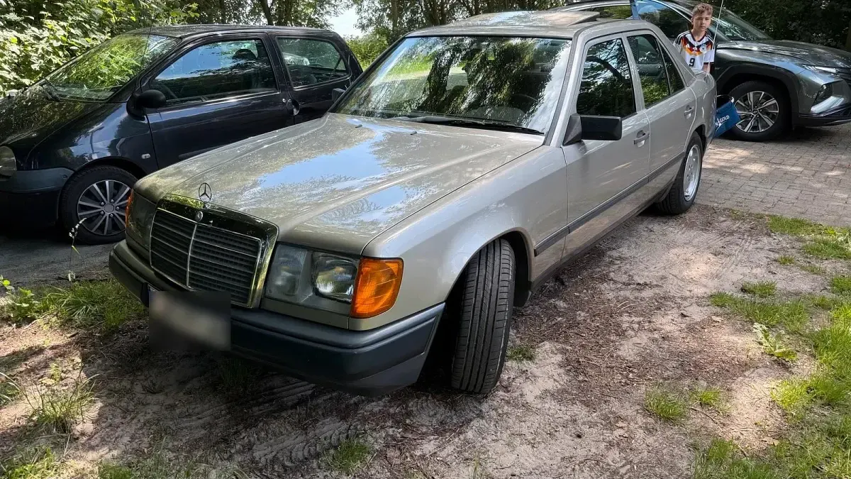 Gebraucht Mercedes E230 132 PS (97 kW) 1989 Silber Limousine