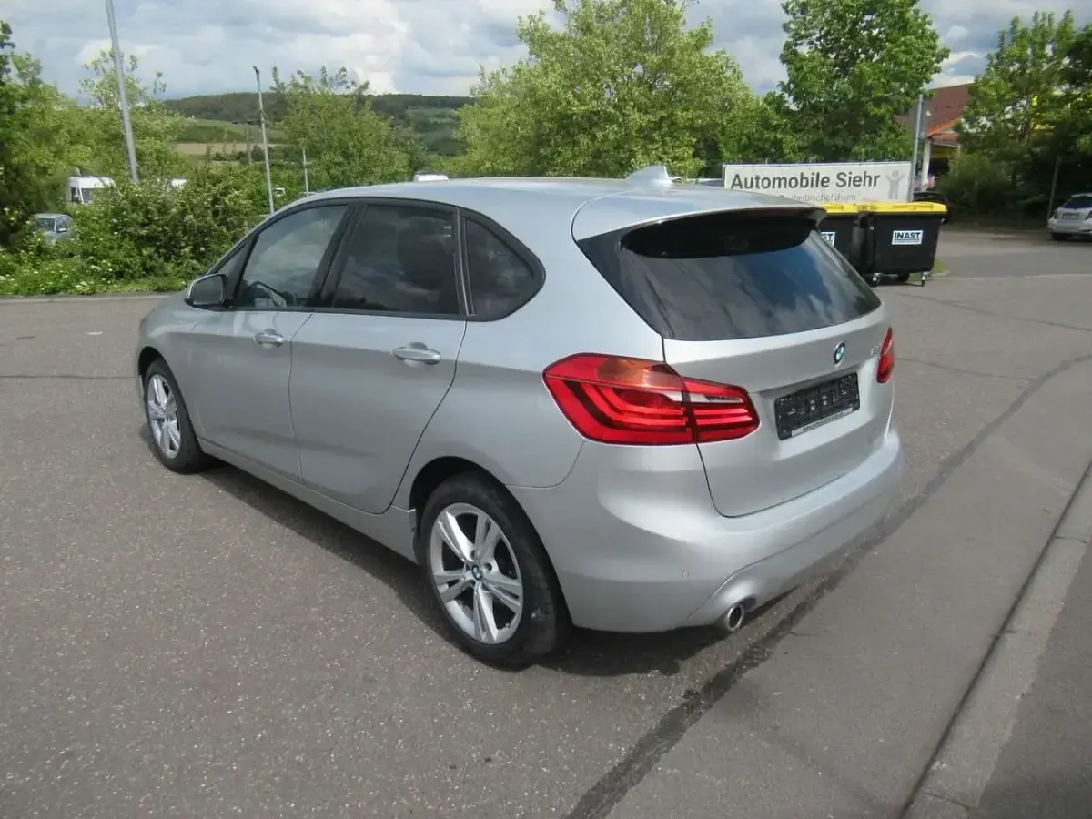 Gebraucht BMW 218 Active Tourer Advantage 140 PS (102 kW) 2020 Silber Van / Kleinbus