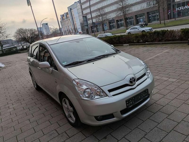 Silver metallic Gebraucht 2006 Toyota Corolla Verso Van / Kleinbus | 2.700 € - Bild 1/4