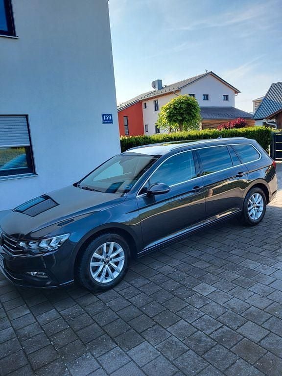 Grau Gebraucht 2023 VW Passat Business Kombi | 24.900 € (Guter Preis) - Bild 1/4