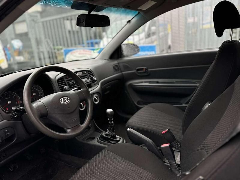 Second-hand Hyundai Accent 97 CP (71 kW) 2007 Argintiu Berlinǎ