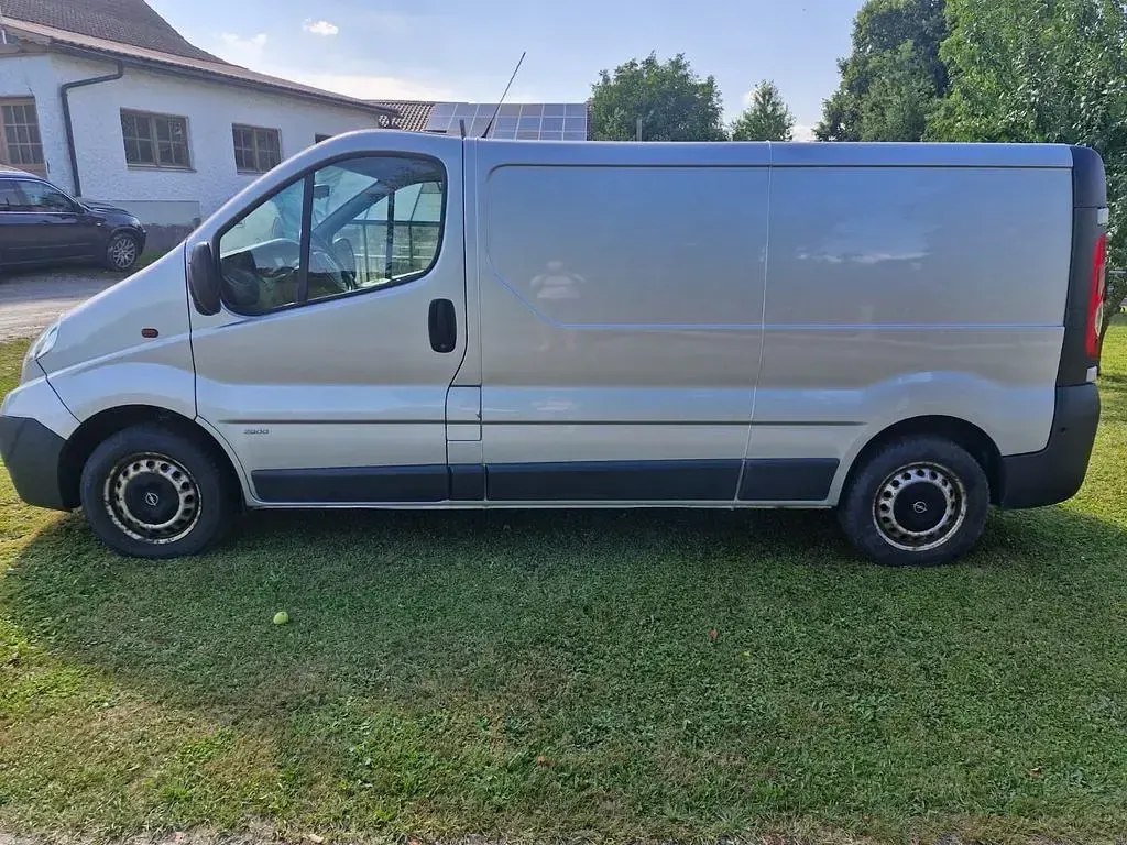 Gebraucht Opel Vivaro 114 PS (83 kW) 2009 Silber Van / Kleinbus