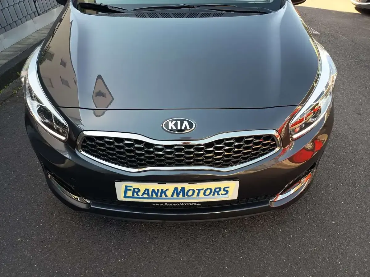 Gebraucht Kia Ceed DREAM-TEAM Edition 101 PS (74 kW) 2017 Grau Kleinwagen