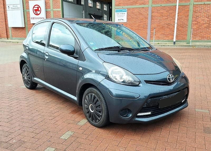 Grau Gebraucht 2013 Toyota Aygo Kleinwagen | 5.500 € (Guter Preis) - Bild 1/4