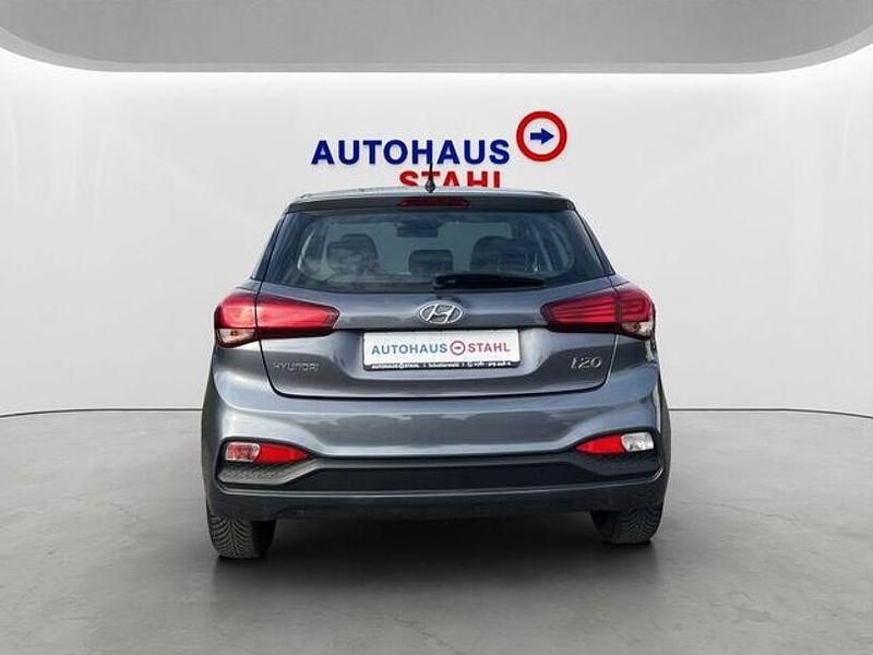 Gebraucht Hyundai i20 Select 75 PS (55 kW) 2020 Star dust metallic Kleinwagen