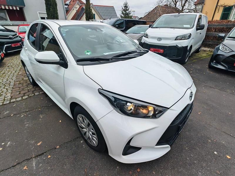 Weiß Gebraucht 2024 Toyota Yaris Comfort Kleinwagen | 14.900 € (Fairer Preis) - Bild 1/4
