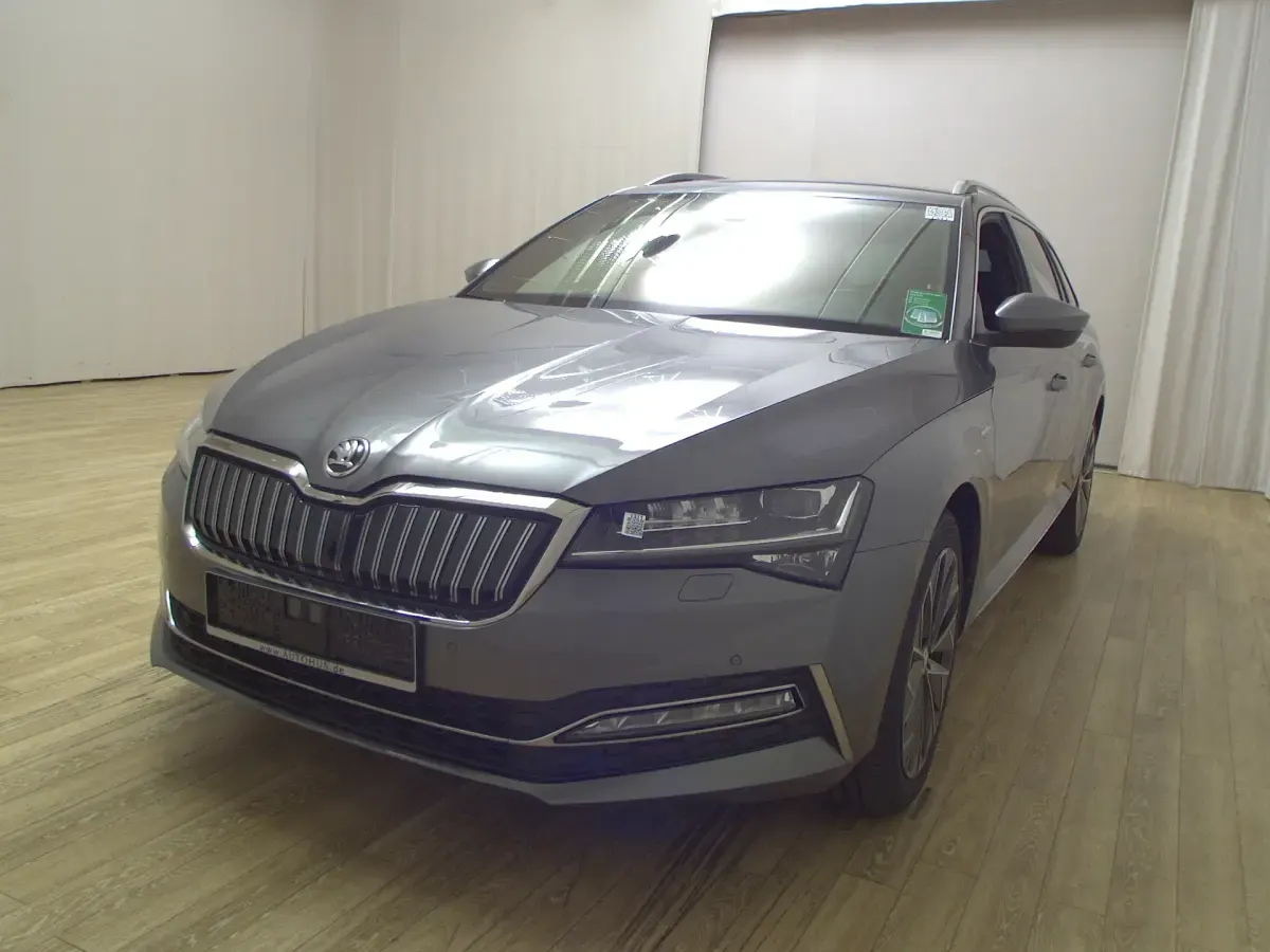 Gebraucht Skoda Superb LAURIN & KLEMENT 218 PS (160 kW) 2023 Graphitegrau metallic Kombi
