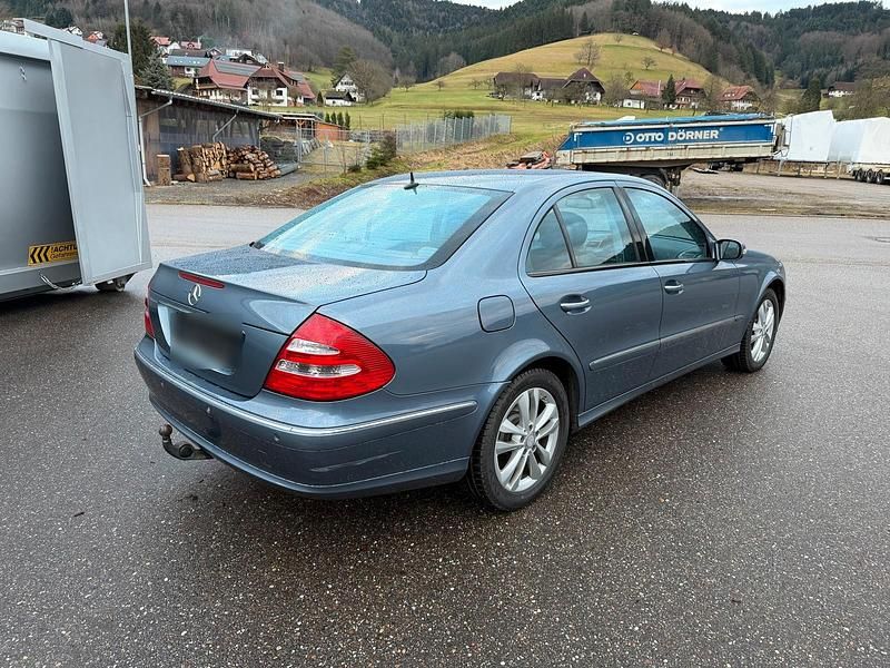 Gebraucht Mercedes E280 190 PS (139 kW) 2006 Blau Limousine