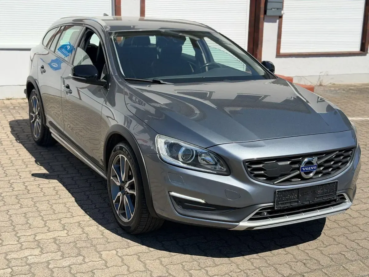 Gebraucht Volvo V60 CC Momentum 150 PS (110 kW) 2015 Grau Kombi