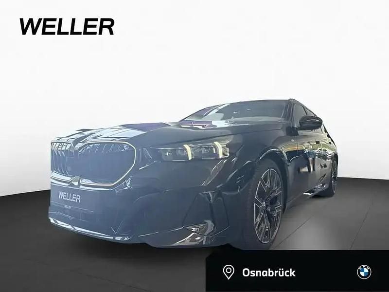 Saphirschwarz metallic (schwarz) Neu 2025 BMW 520 Comfort Edition Kombi | 71.850 € - Bild 1/4